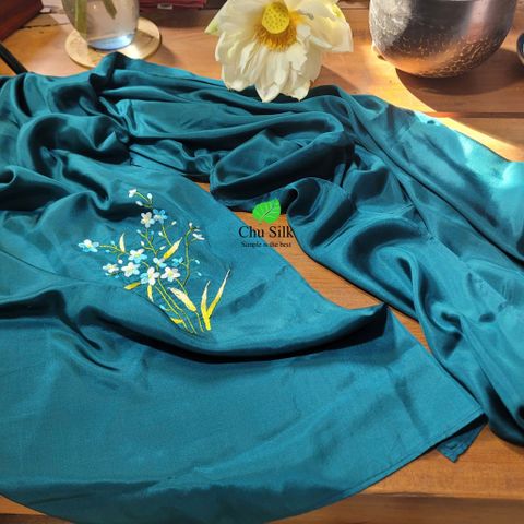  KHĂN CHOÀNG LỤA TƠ TẰM THÊU TAY _ MÀU XANH CỔ VỊT 