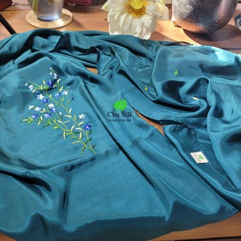  KHĂN CHOÀNG LỤA TƠ TẰM THÊU TAY _ MÀU XANH CỔ VỊT 