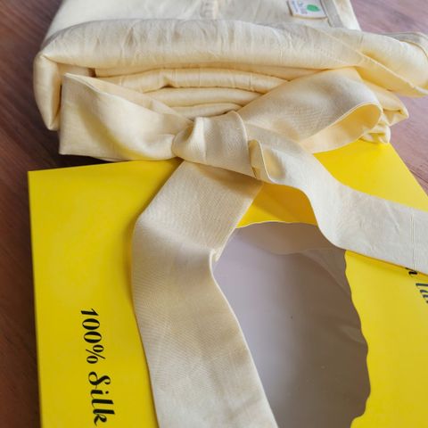  Váy tơ vàng nguyên bản có đai thắt trước và chun sau lưng 