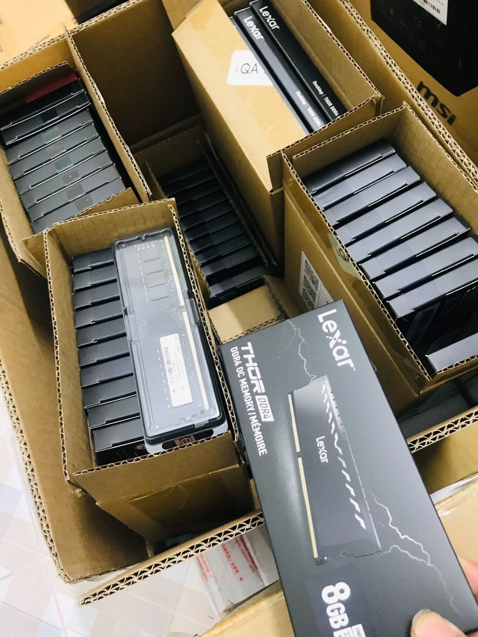  Bộ nhớ trong RAM DESKTOP LEXAR UDIMM DDR4 8GB_LD4BU008G-R3200GSXG 8gb/3200 