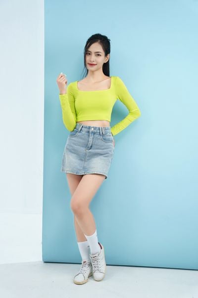  Áo thun cổ vuông LIZARD dài tay crop top nữ 2SS23T022 