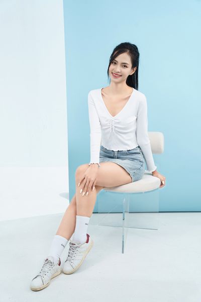  Áo thun nữ LIZARD dài tay cổ tim crop top nữ 2SS23T021 