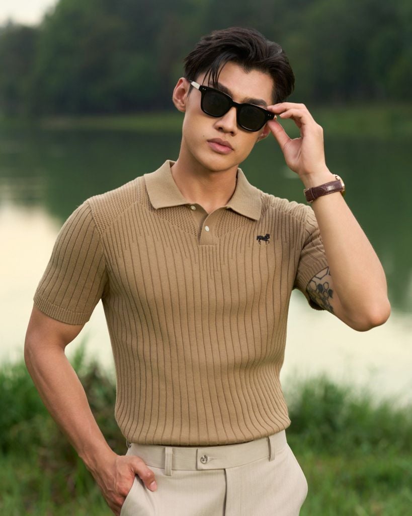 Áo Thun Polo Dệt Kim Sọc Đứng Nâu - Thêu Ngựa