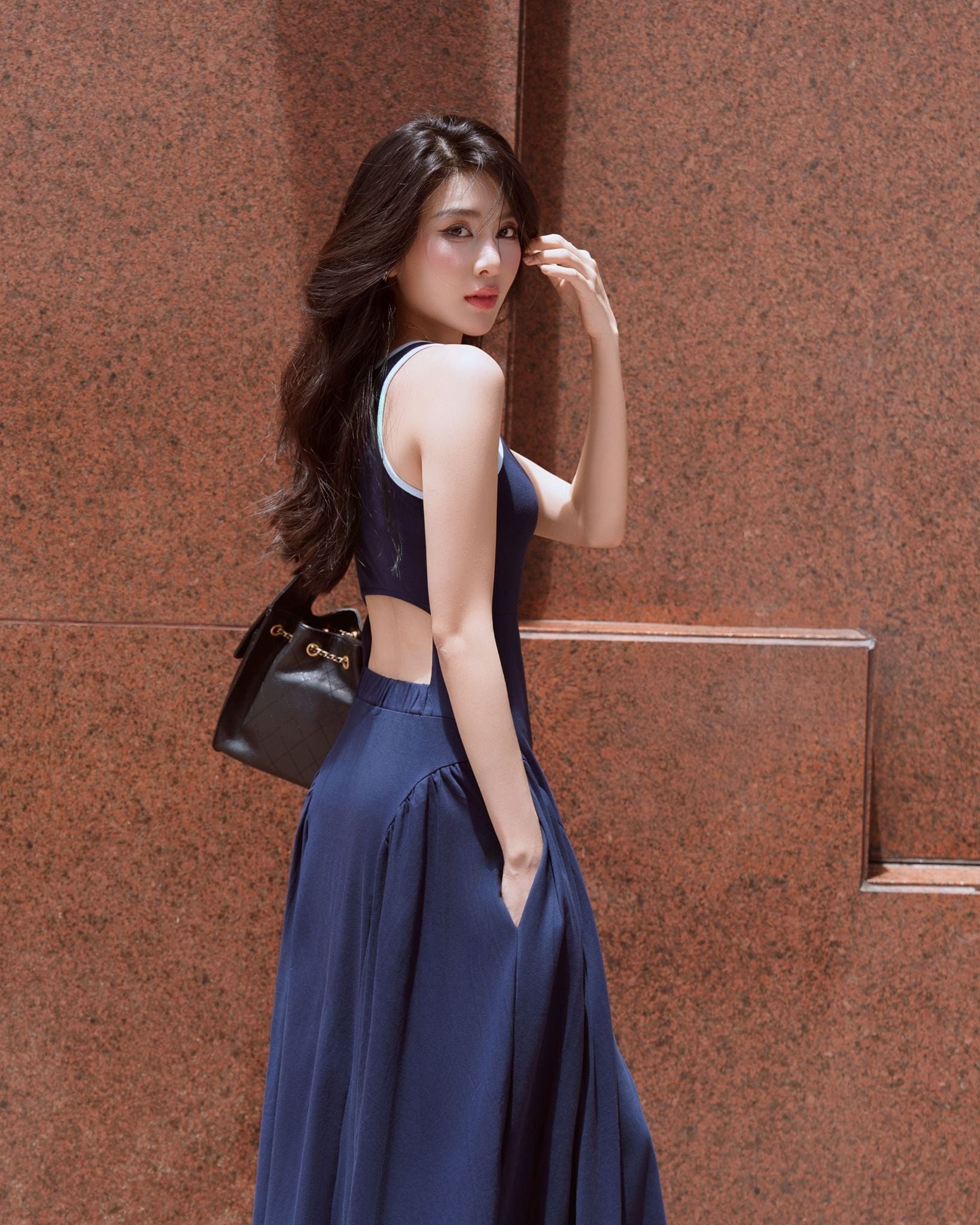  ĐẦM MIDI CỔ TRÒN CUT OUT LƯNG K CLOSET D1033 