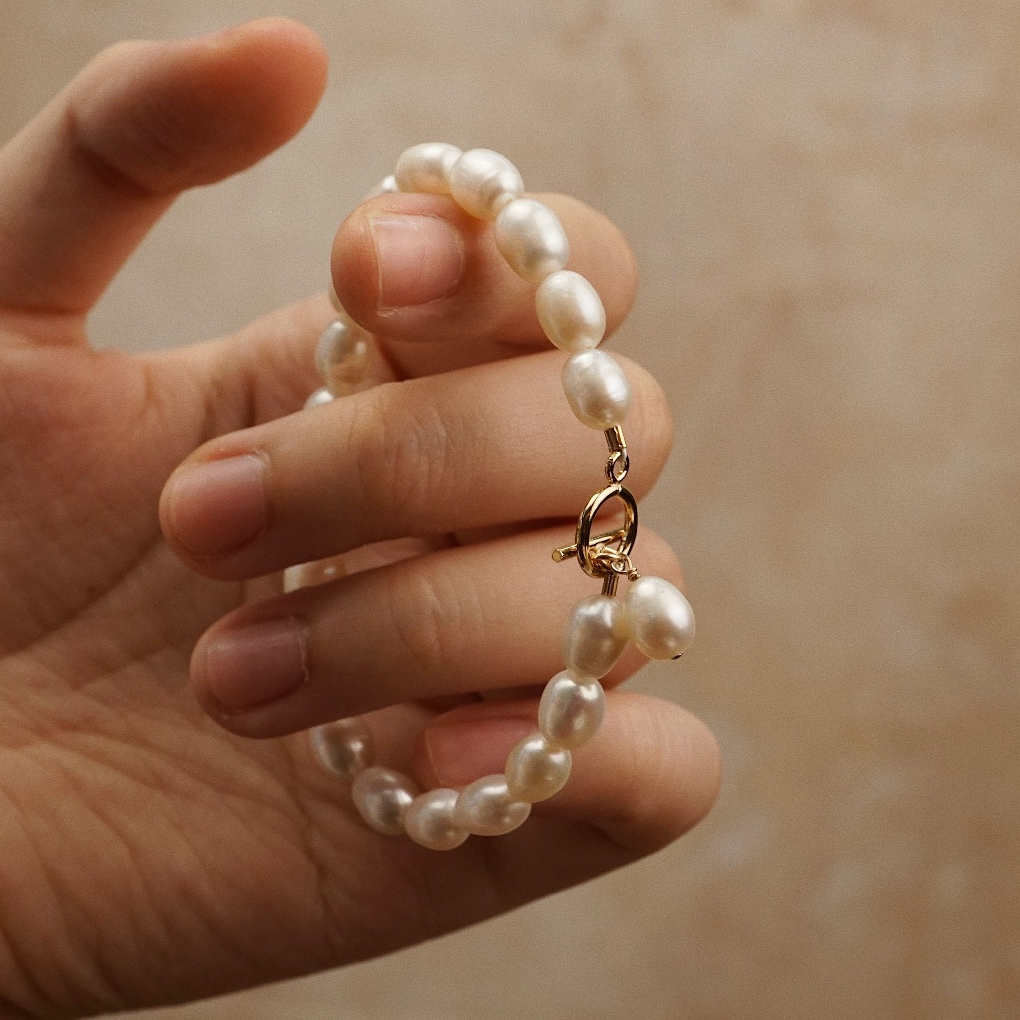  PEARL - TOGGLE CLASP BOLD RICE SHAPE PEARL BRACELET 