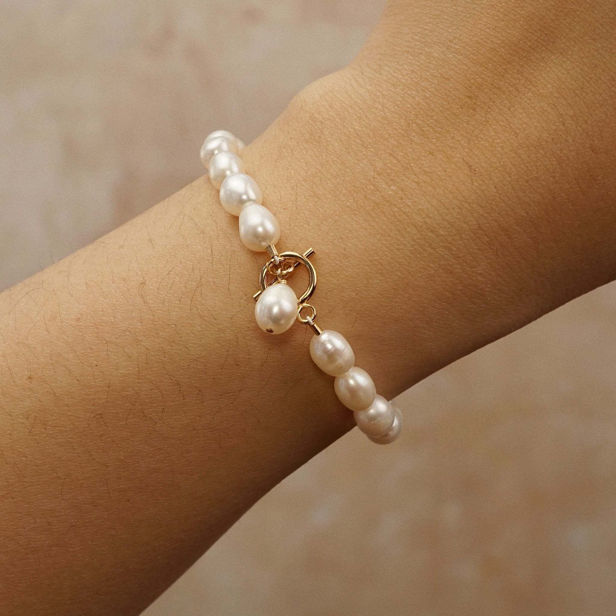  PEARL - TOGGLE CLASP BOLD RICE SHAPE PEARL BRACELET 