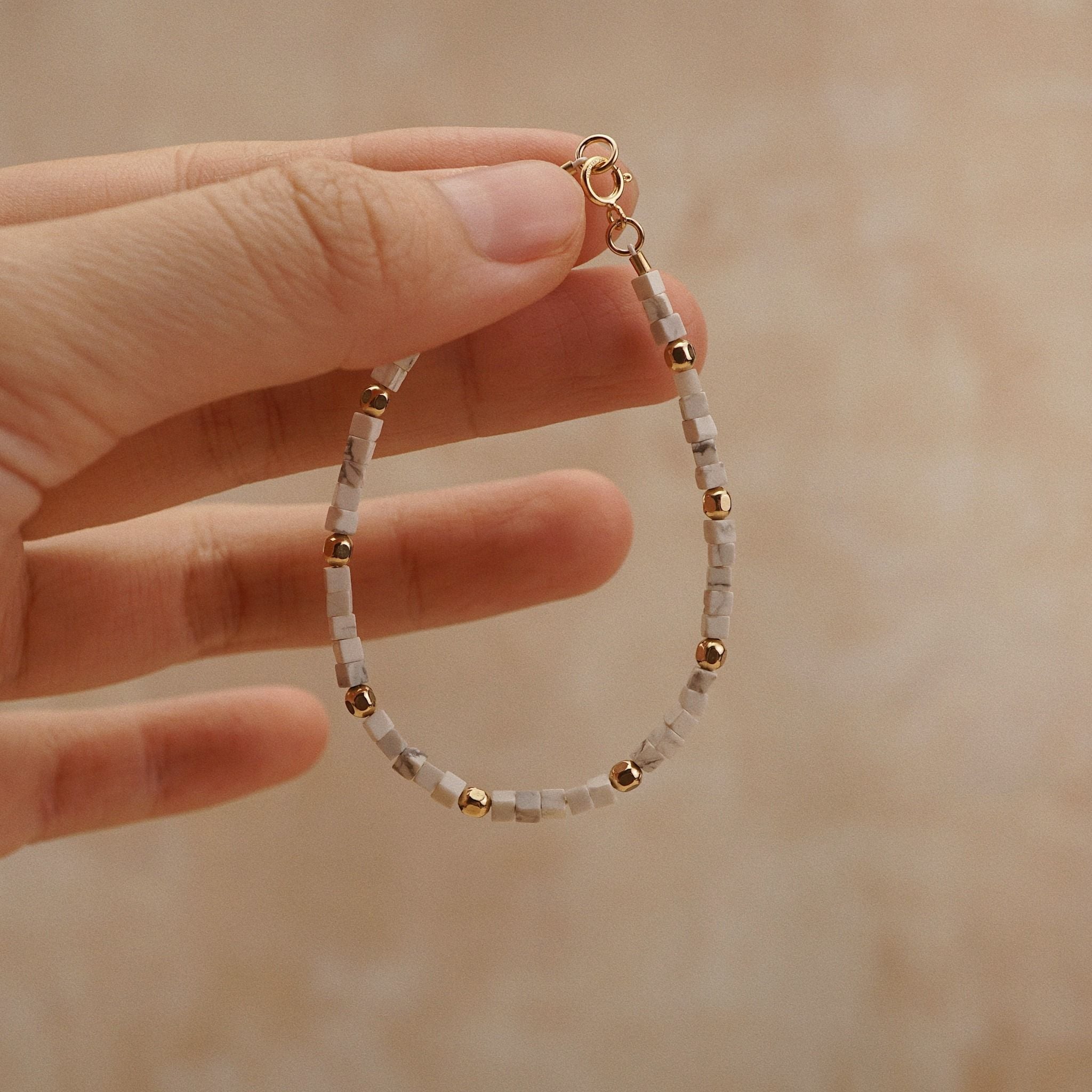  HOWLITE STONE BRACELET 