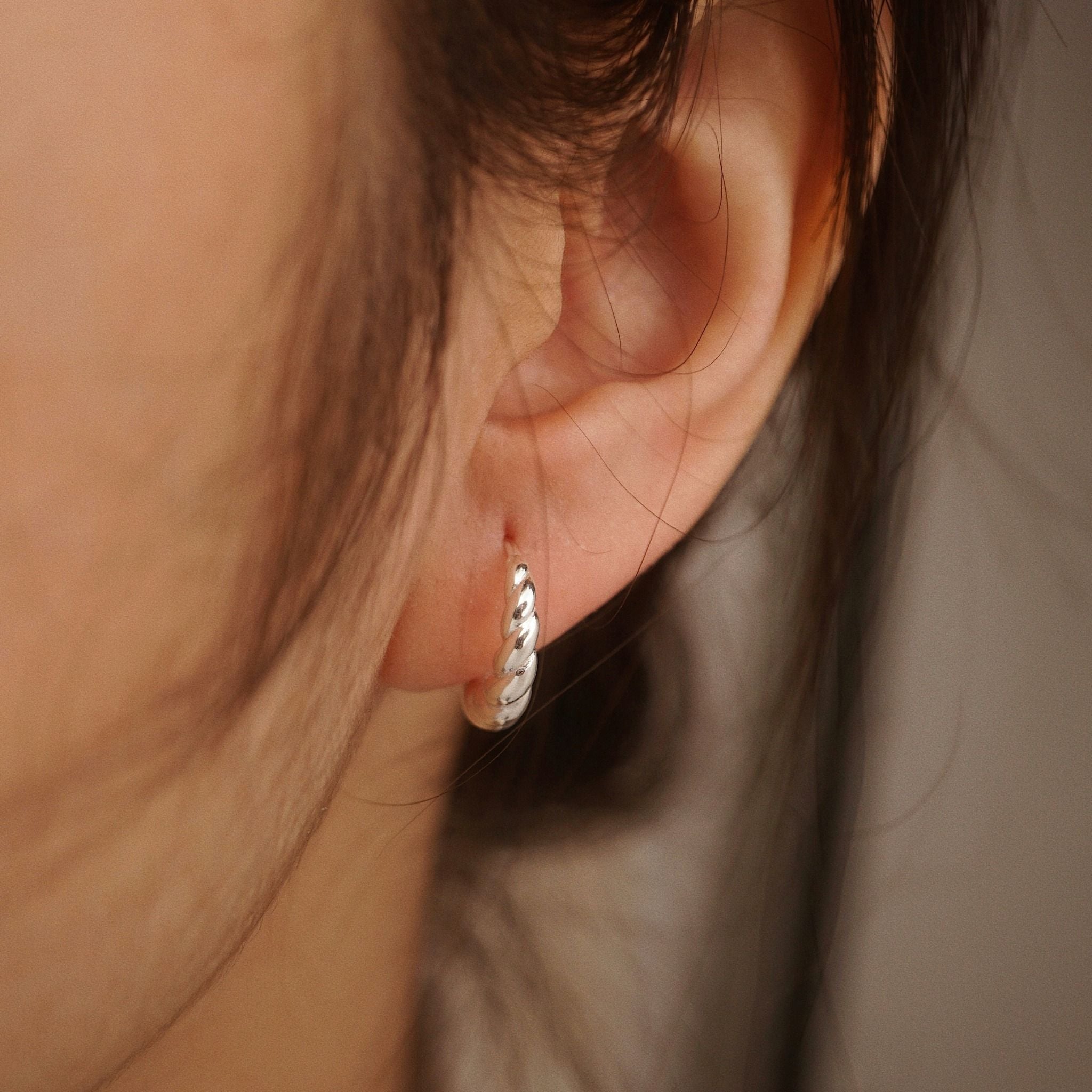  BOLD TWIST HOOP EARRINGS (S) 