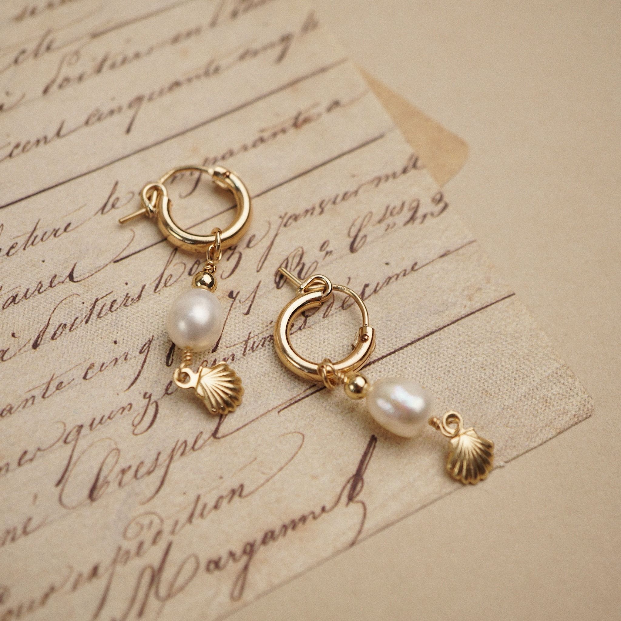  SHELL PEARL BOLD HOOP EARRINGS 