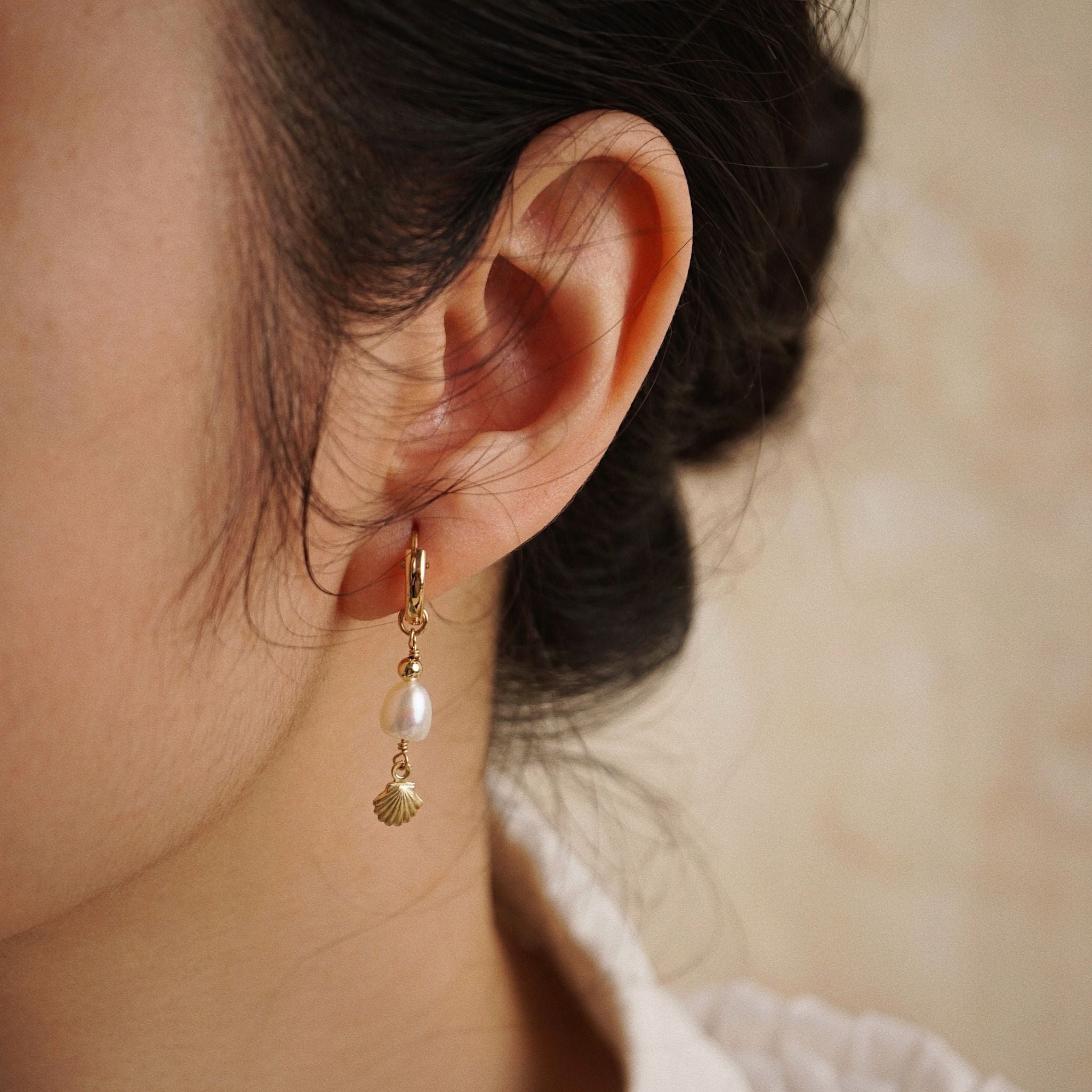  SHELL PEARL BOLD HOOP EARRINGS 