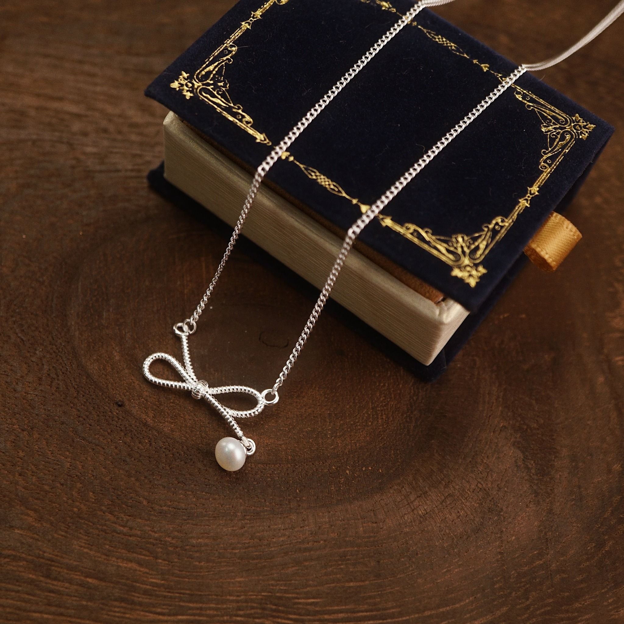  BOW TWIST DROP PEARL NECKLACE (S) 