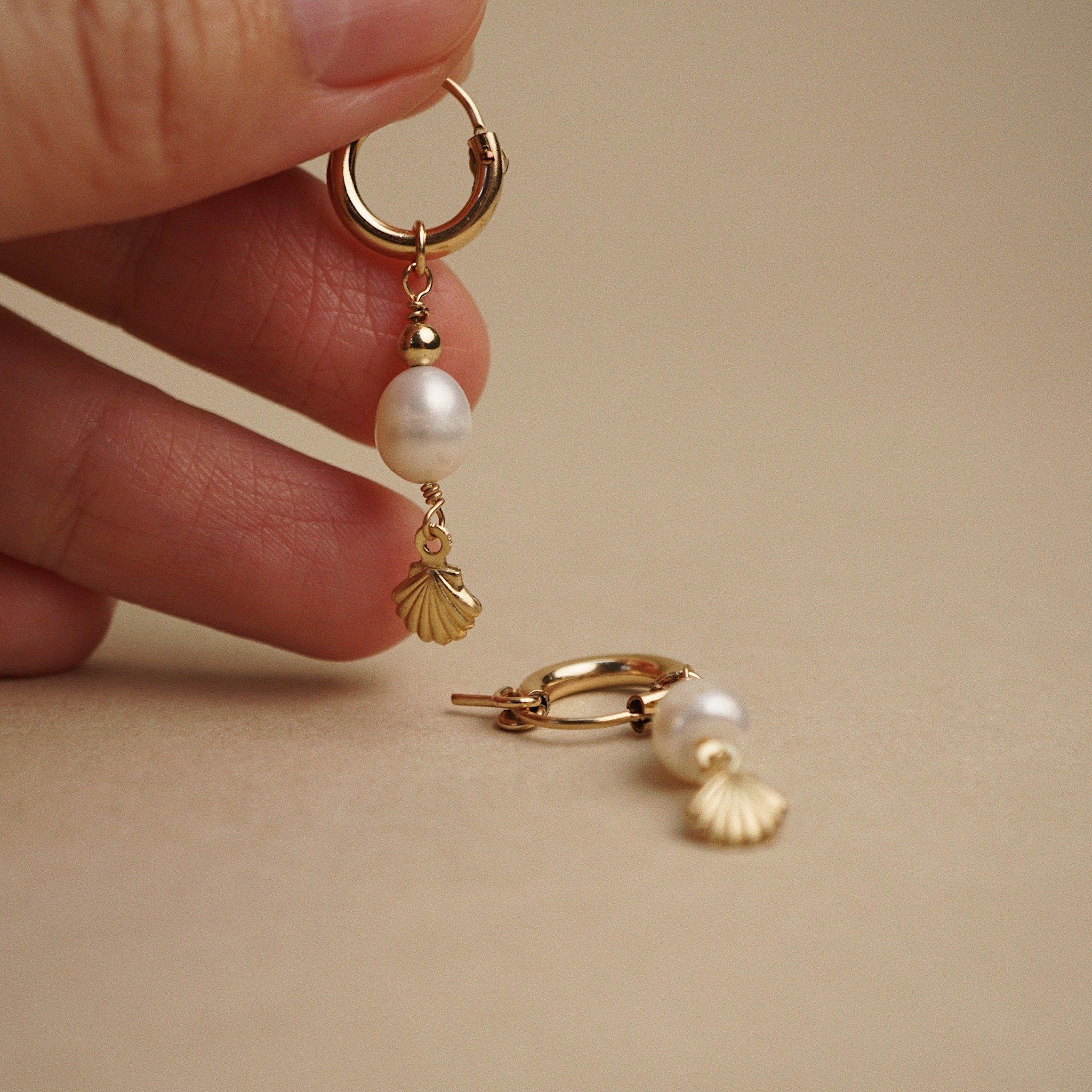  SHELL PEARL BOLD HOOP EARRINGS 