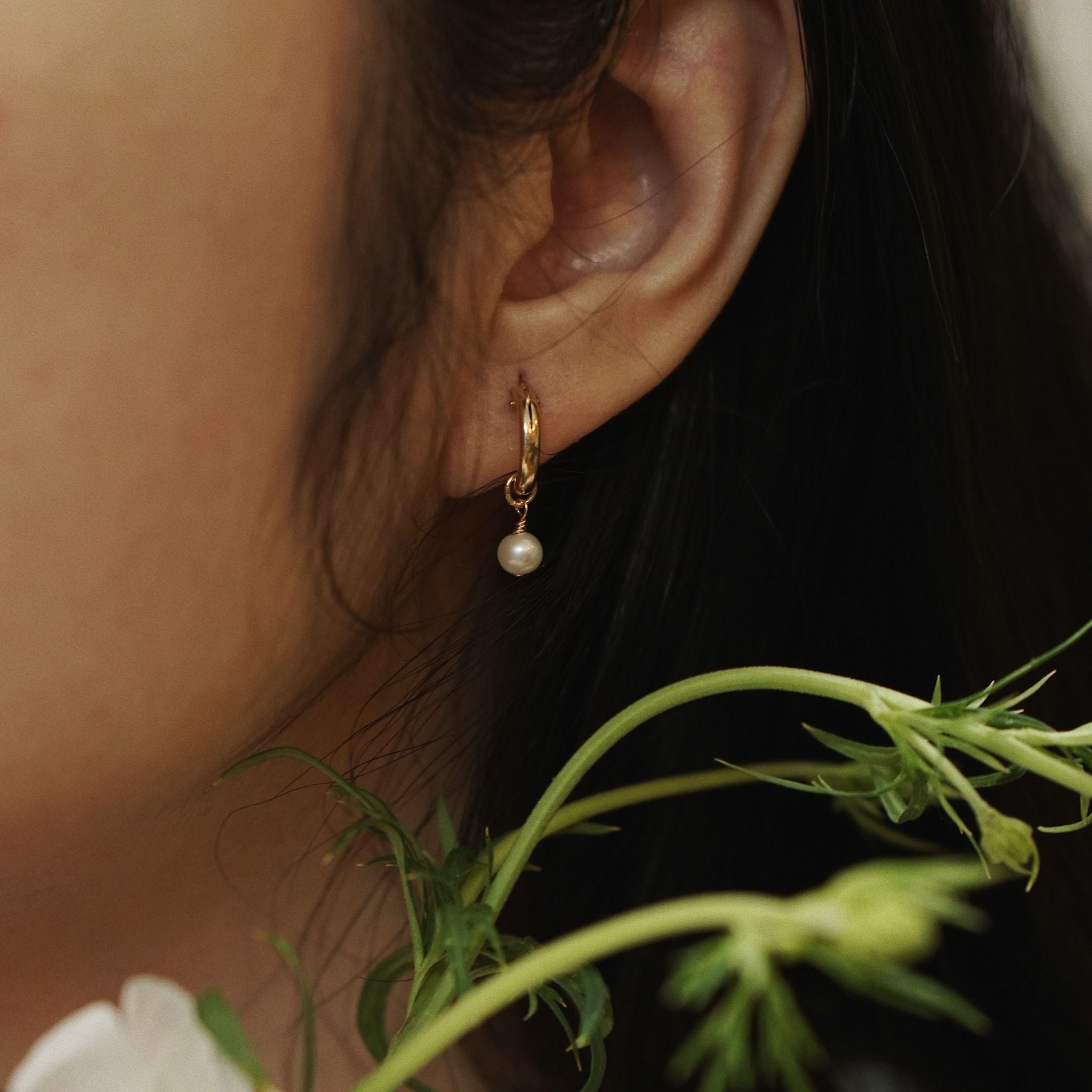 ROUND PEARL BOLD HOOP EARRINGS 