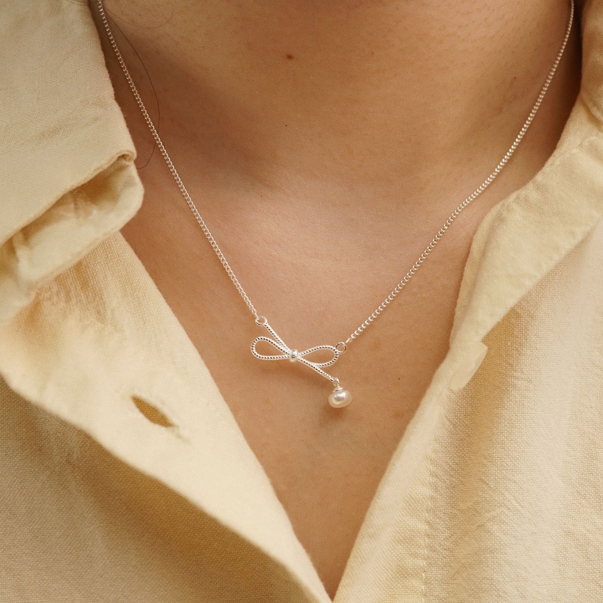  BOW TWIST DROP PEARL NECKLACE (S) 