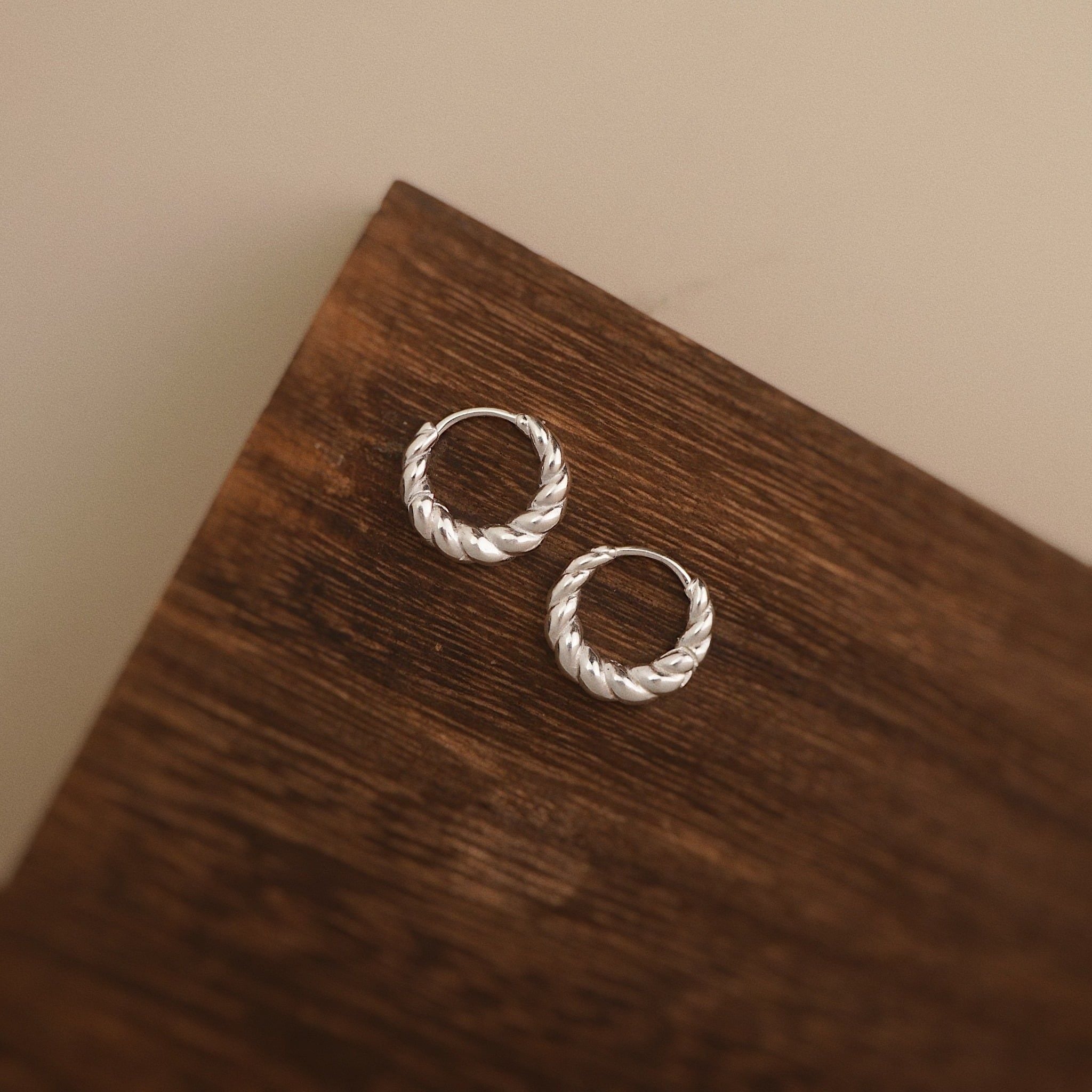  BOLD TWIST HOOP EARRINGS (S) 