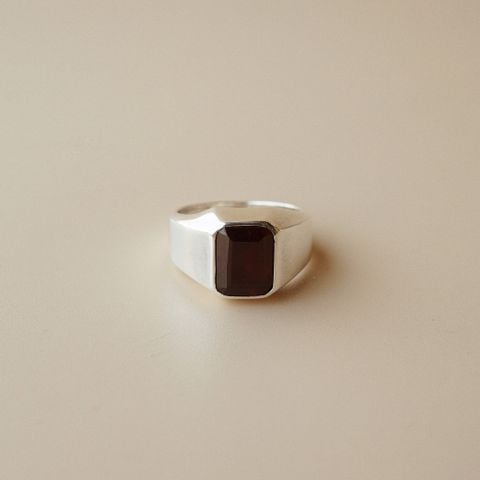 GARNET SIGNET RING (S)