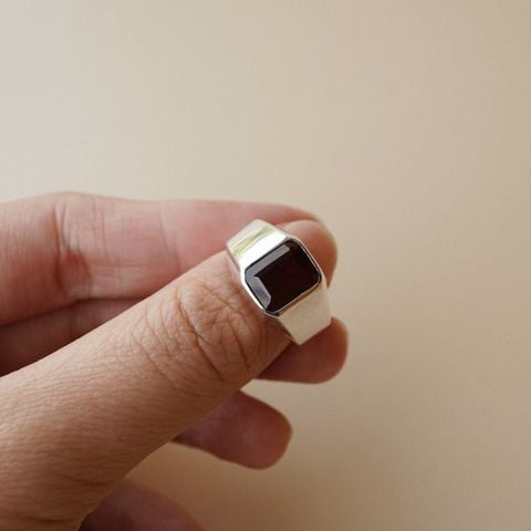 GARNET SIGNET RING (S)