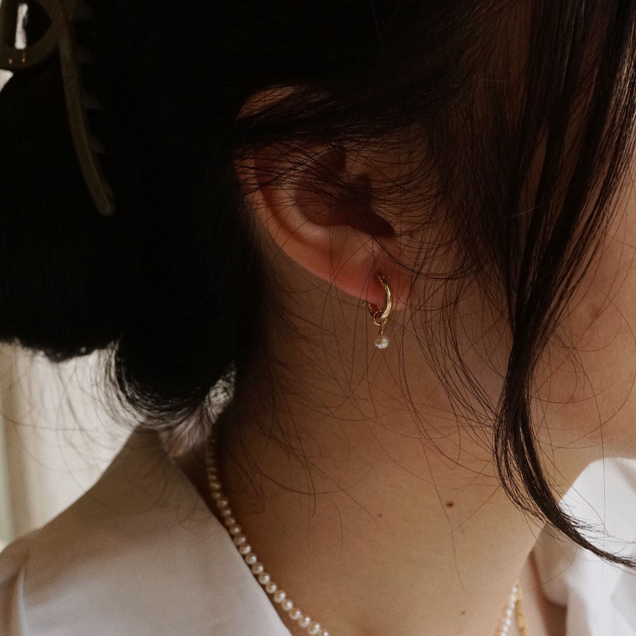  ROUND PEARL BOLD HOOP EARRINGS 
