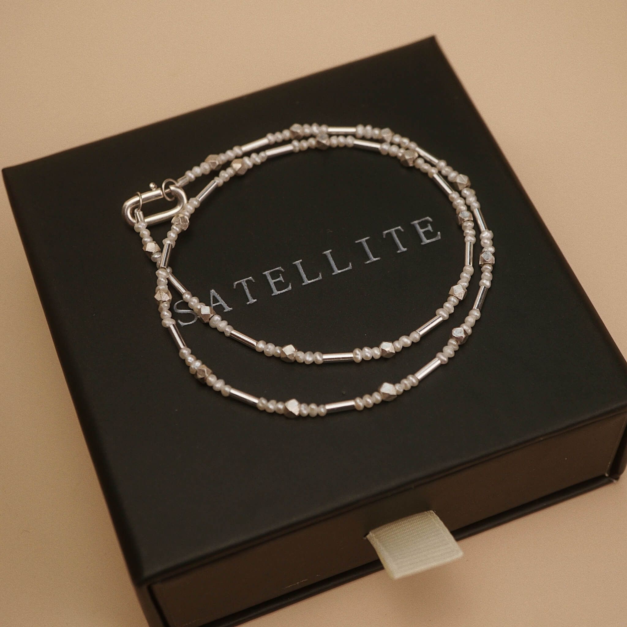  TUBE PETITE PEARL RECTANGLE SPRING CHOKER NECKLACE (S) 