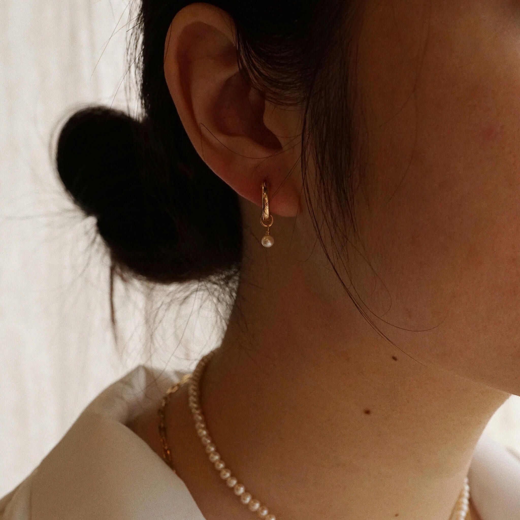  ROUND PEARL BOLD HOOP EARRINGS 