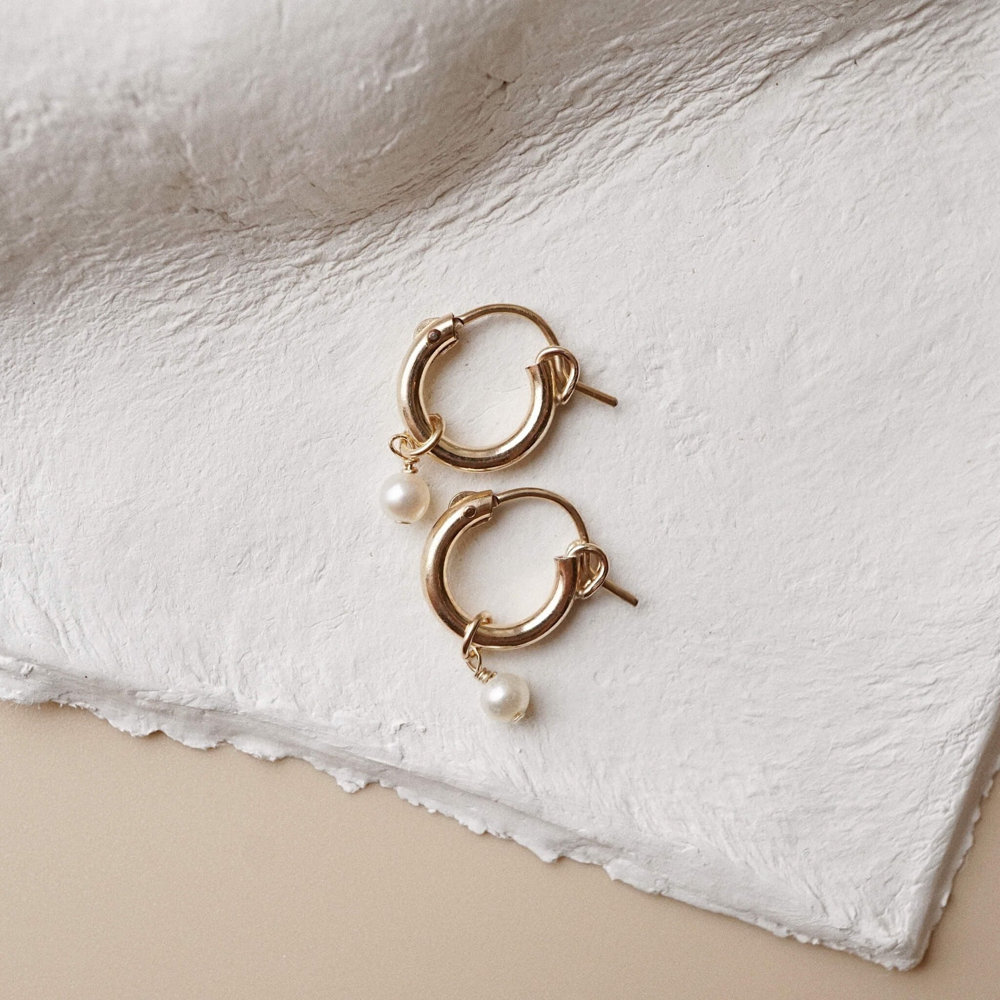  ROUND PEARL BOLD HOOP EARRINGS 