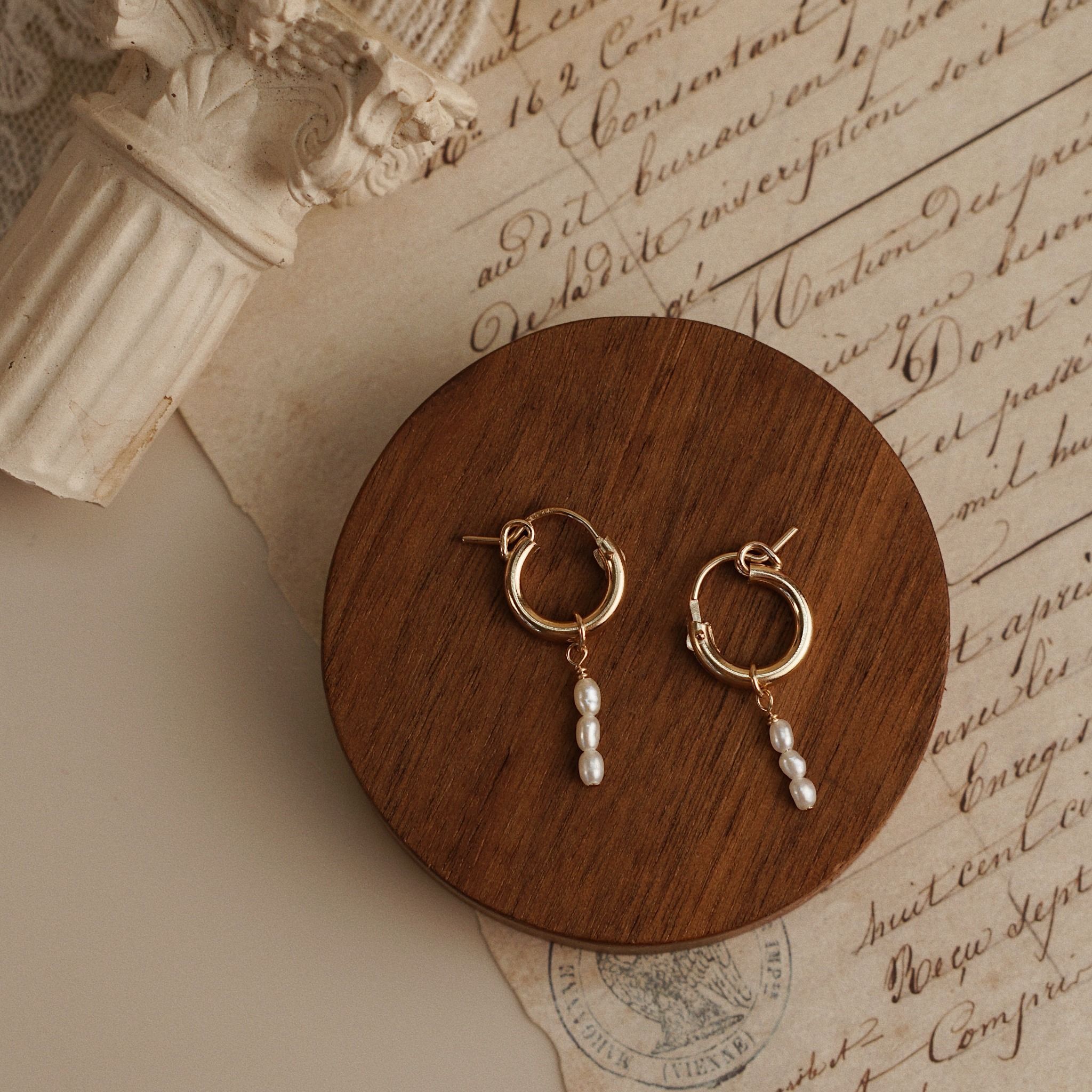  TRIPLE RICE SHAPE PEARL BOLD HOOP EARRINGS 