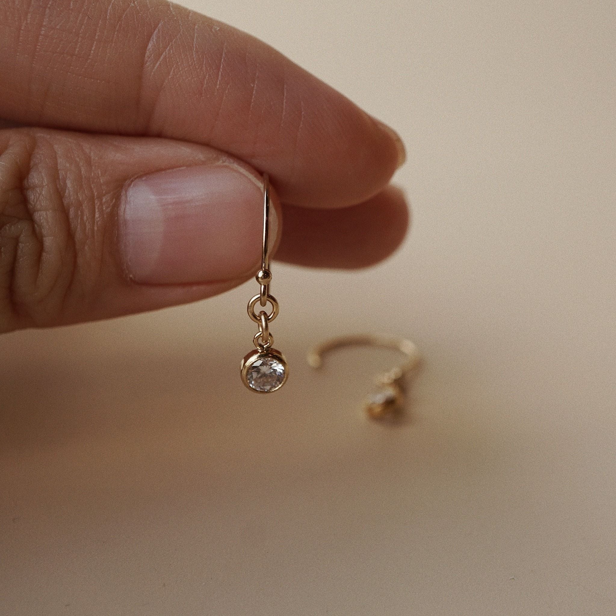  STONE OPEN HOOP EARRINGS 