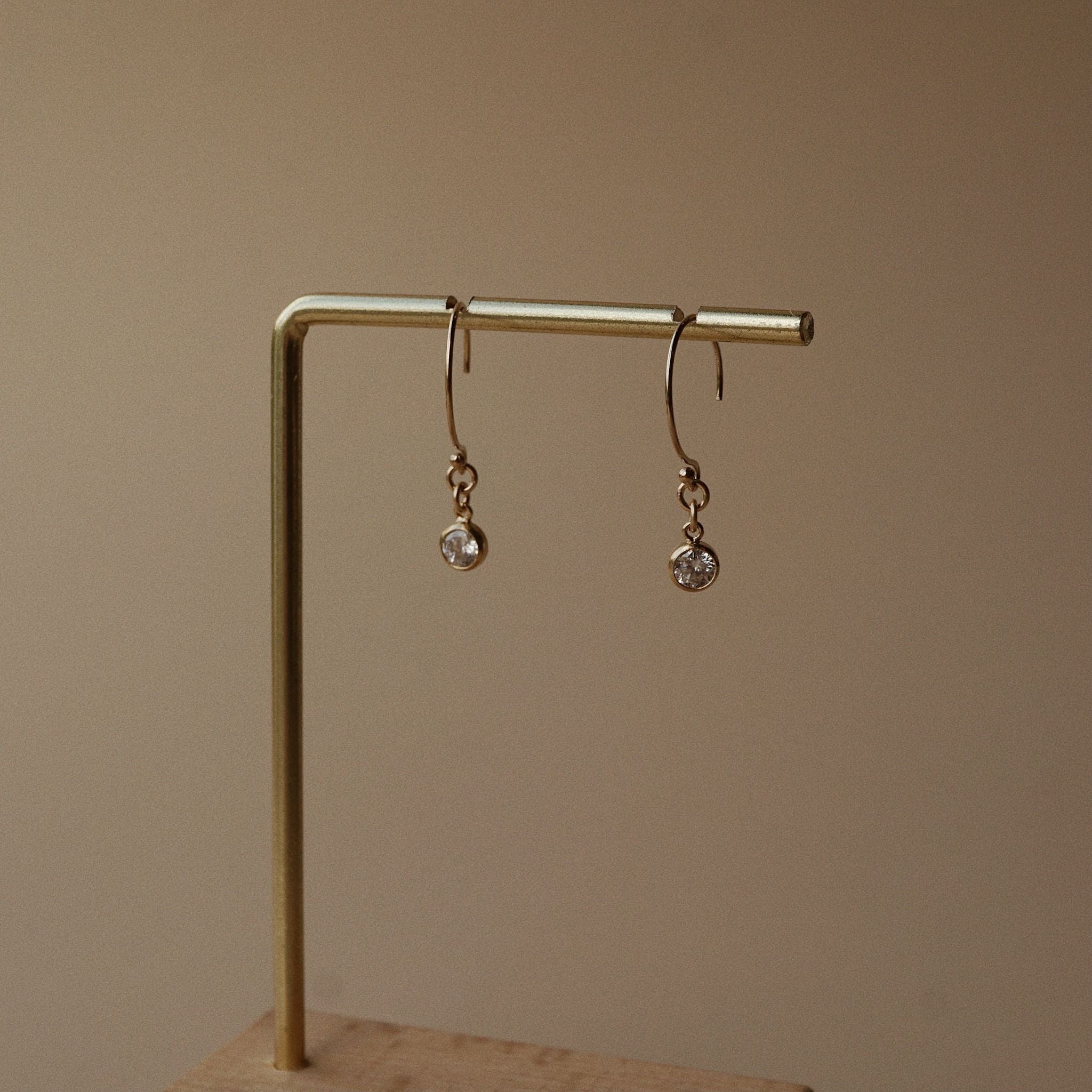  STONE OPEN HOOP EARRINGS 