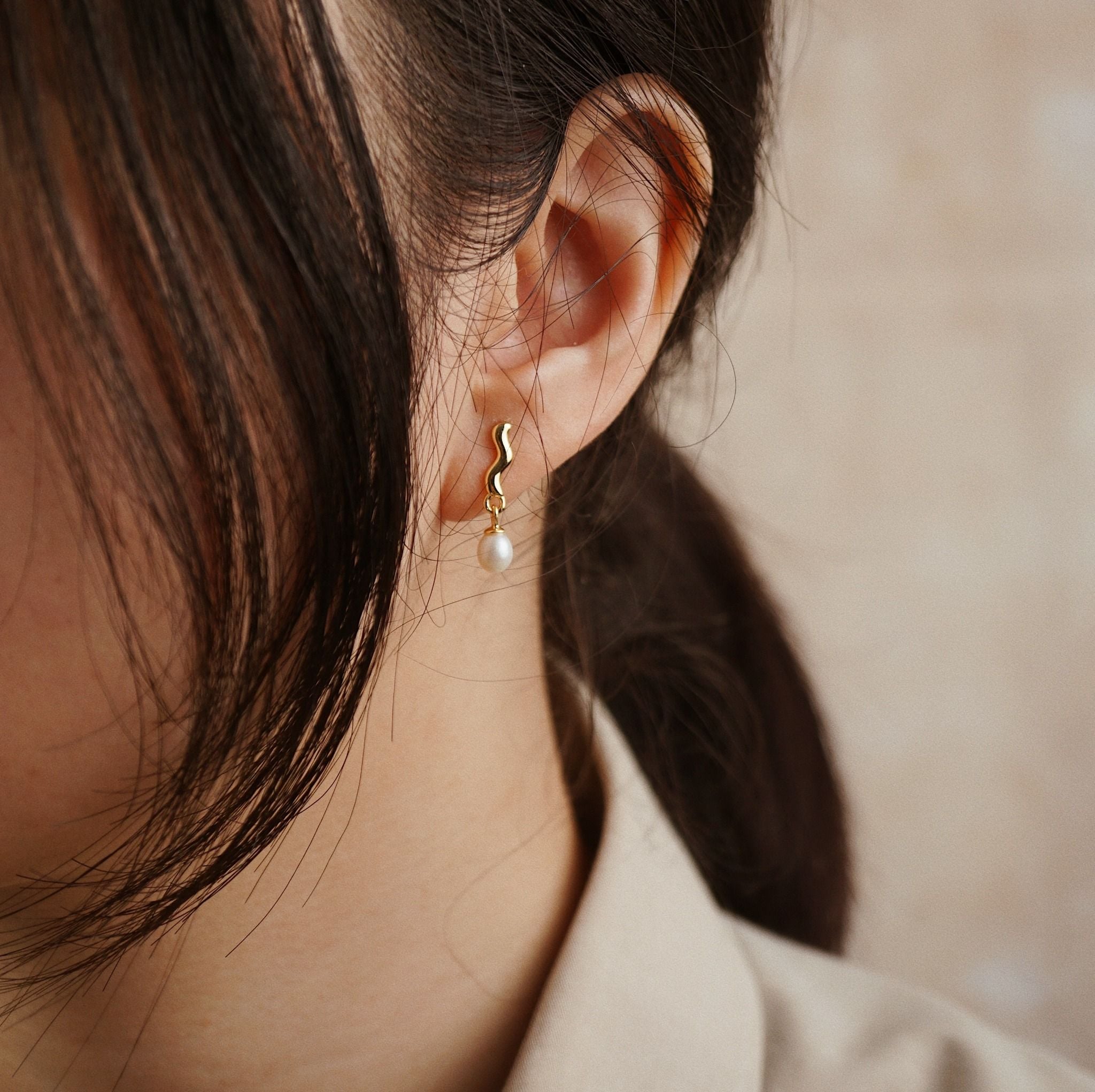  WAVY PEARL DROP EARRINGS 