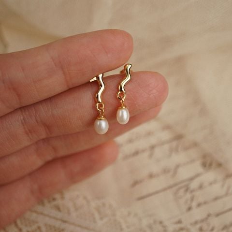 WAVY PEARL DROP EARRINGS