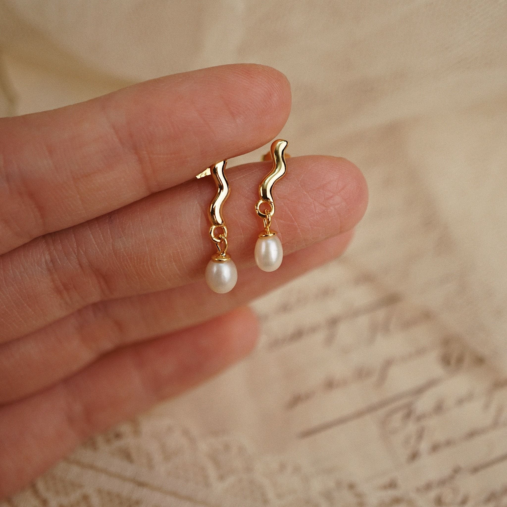  WAVY PEARL DROP EARRINGS 