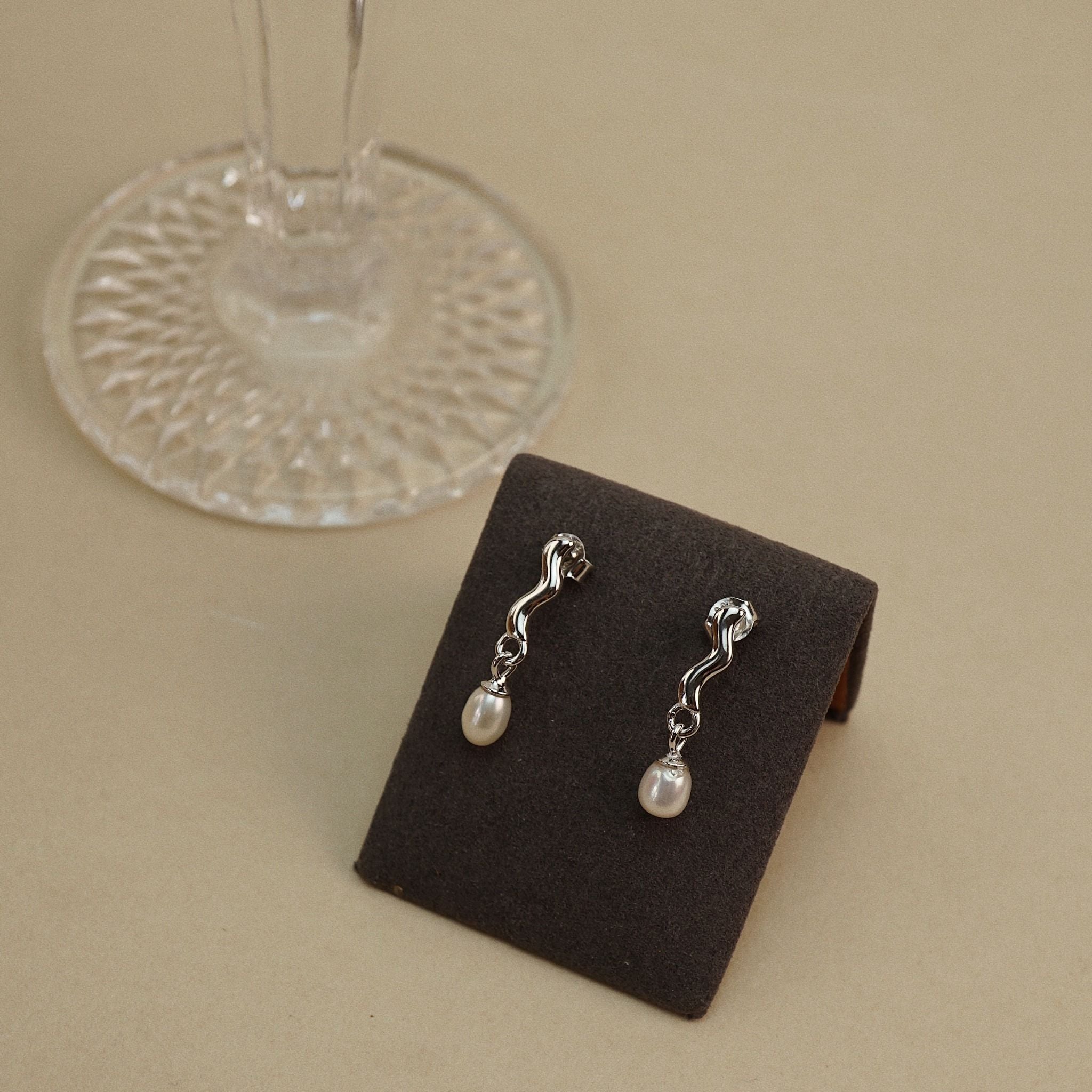  WAVY PEARL DROP EARRINGS 