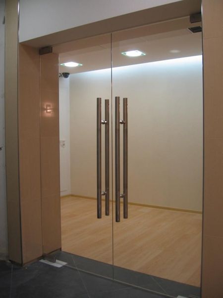 Cửa kính bản lề sàn