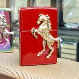  Zippo Ngựa 3D Mạ Bạc Nền Đỏ 