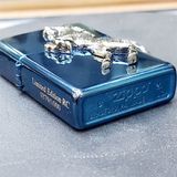  Zippo Ngựa 3D Mạ Bạc Nền Xanh 