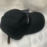  Nón Cap Tommy Hilfiger, Đen, Chữ Tommy Thêu kèm Logo và chữ Hilfiger, khoá da 