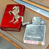  Zippo Ngựa 3D Mạ Bạc Nền Đỏ 