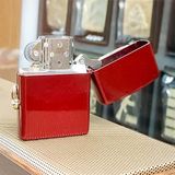  Zippo Ngựa 3D Mạ Bạc Nền Đỏ 