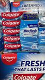  Kem đánh Răng Colgate Maxfresh Whitening Breath Strips Cool Mint 206gr 