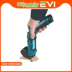 Máy vặn vít pin cầm tay Makita Có công tắc chuyển tiếp / đảo ngược ở mặt bên của thân máy. Có độ chính xác mô-men xoắn cao nhờ vào “Hệ thống tự động dừng” và “Bộ ly hợp tự động dừng”