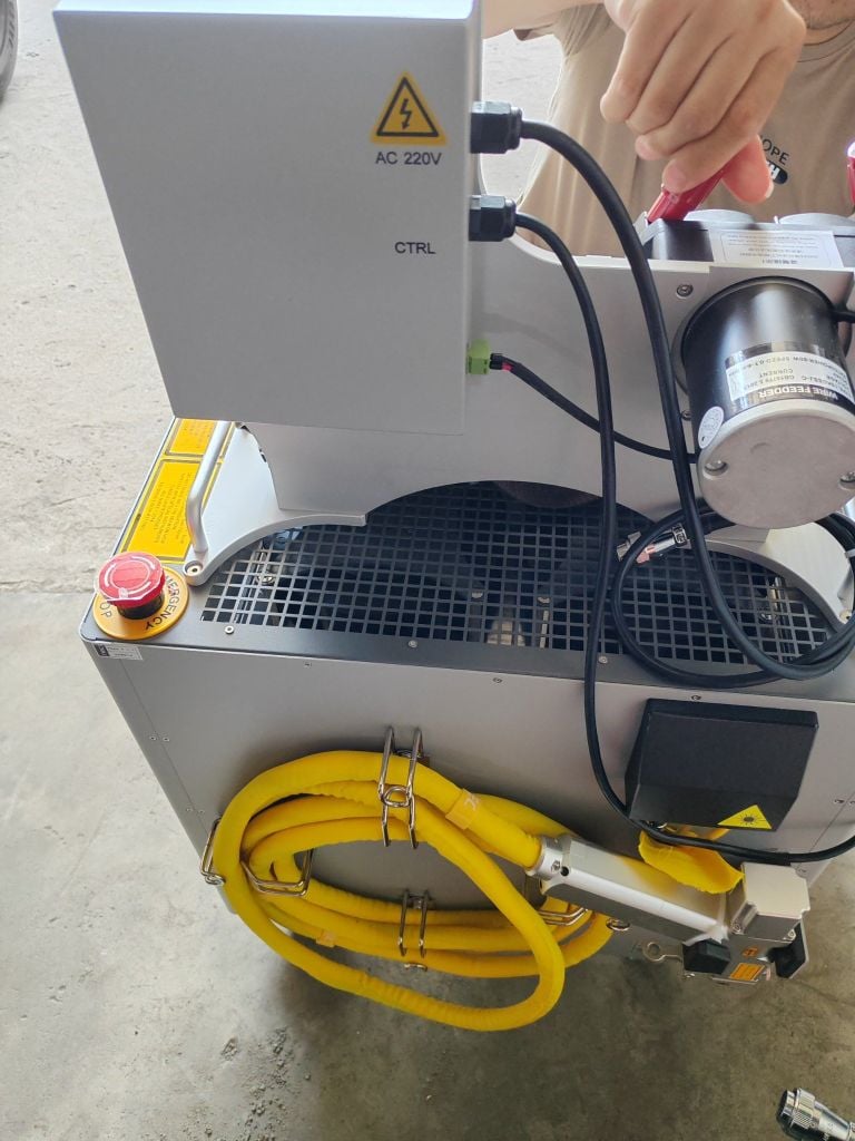 Máy hàn laser mini Reci Nhanh hơn tới gấp 10 lần so với hàn TIG. Hạn chế bắn tóe, ít phải làm sạch sau khi hàn.