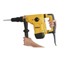 Máy đục bê tông Dewalt D25811K-B1 Với công suất 1050W, lực đập 7.1J và tốc độ đập lên đến 3150 lần/phút.