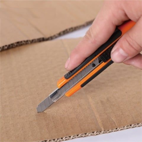 Dao rọc giấy 18mm Kendo-30615 với lưỡi dao rộng 18mm