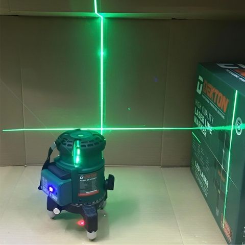 Máy cân bằng laser Dekton DK-LS0501 Sử dụng 5 tia xanh bao gồm 1 tia ngang, 1 tia dọi tâm và 4 tia đứng