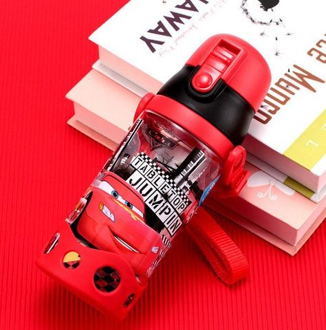 Bình Nước Uống Trực Tiếp Disney Dây Đeo 570ml