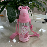 Bình nước có ống hút