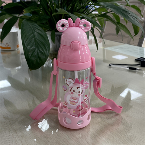 Bình nước có ống hút