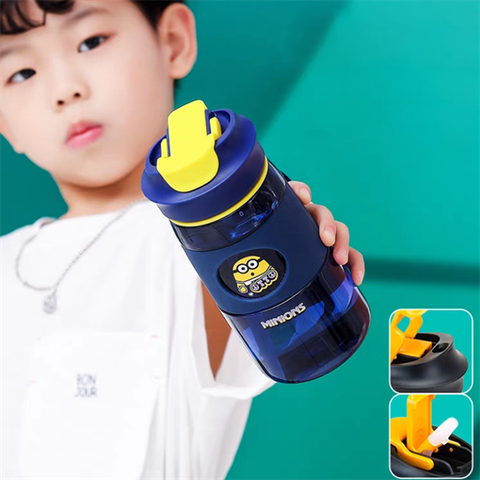 Bình nước có ống hút
