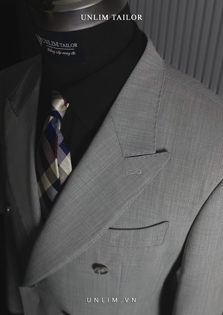 Suit Xám Sáng Bạc Cổ Nhọn Hai Hàng Khuy