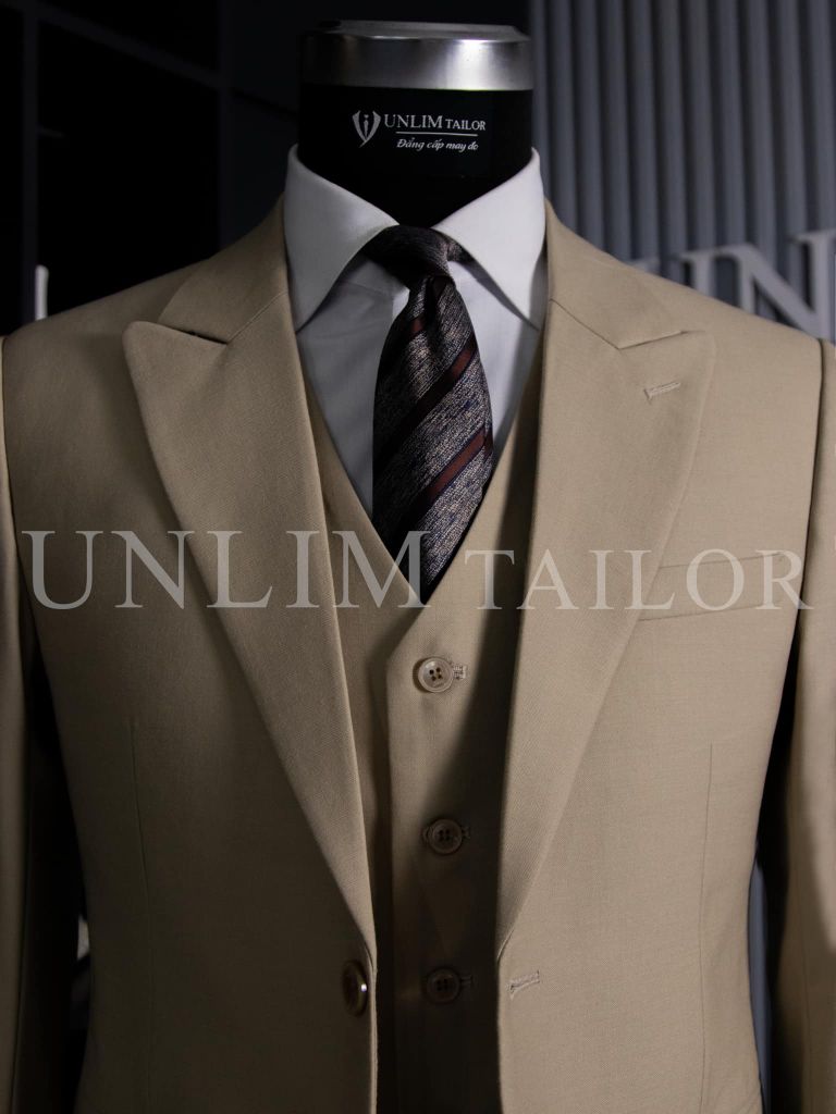 Suit 3 Mảnh Màu Be Quần Đen Cổ Nhọn